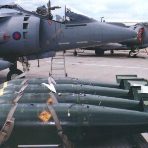 1000lb bombs for Harrier GR7 - RAF
