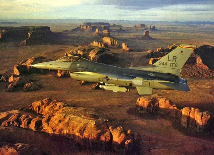 F-16C_over_Monument_Valley