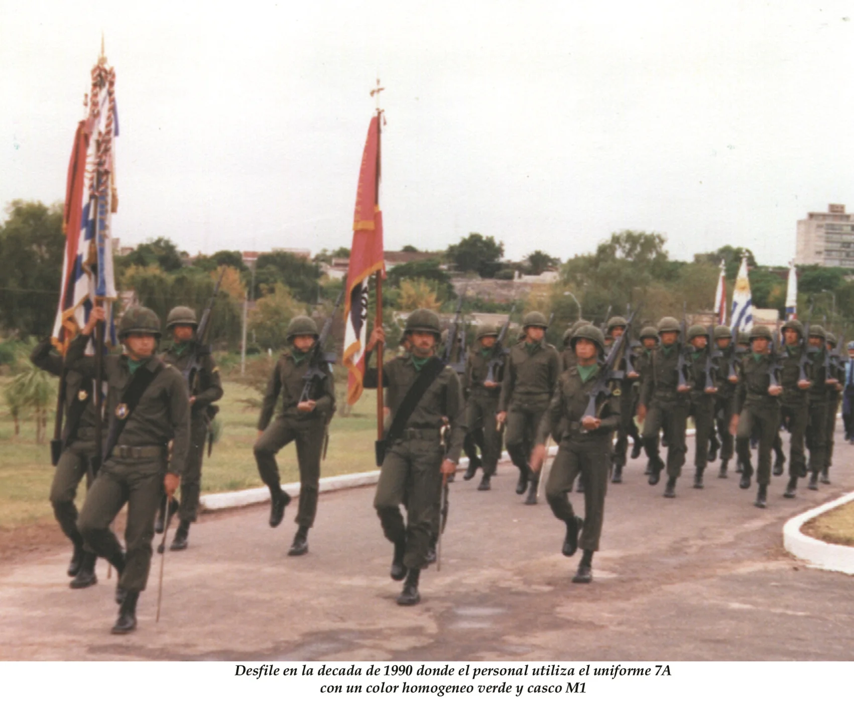 01_Desfile_con_uniforme_7A_decada_1990.webp