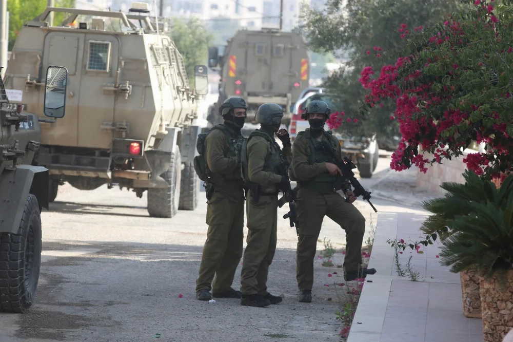 07-28773901-ISRAELI_FORCES_RAID_A_TOWN_IN_RAMALLAH.webp