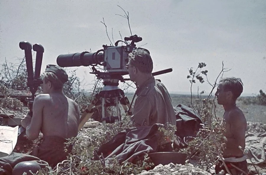 10a Compañía de Corresponsal de Guerra Naval, tiene una cámara Ascania Z de 35mm con una lent...webp