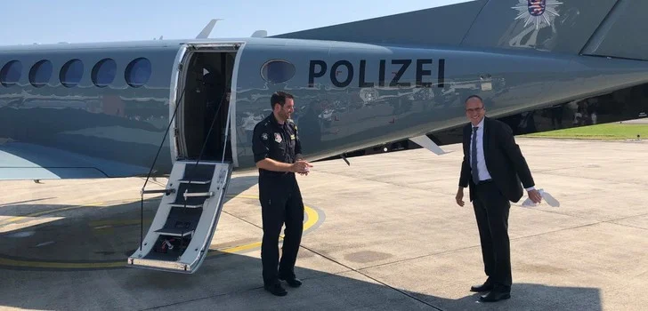 11653139-thumbnail-innenminister-peter-beuth-und-moritz-von-zezschwitz-leiter-der-polizeiflie...webp