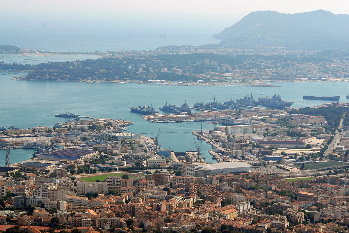 1200px-Port_militaire_de_Toulon2.webp