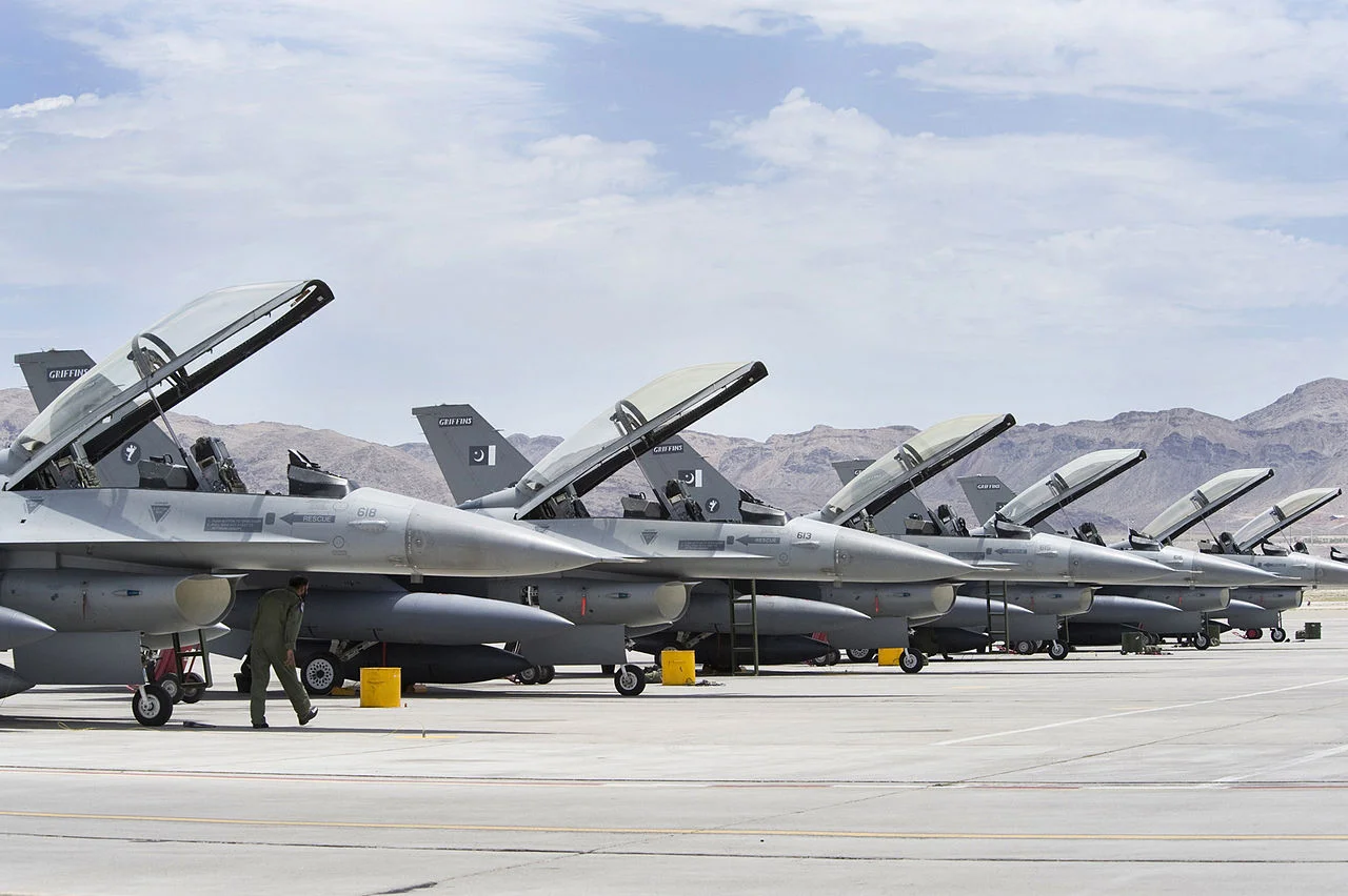 1280px-PAF-F16s-RedFlag.webp