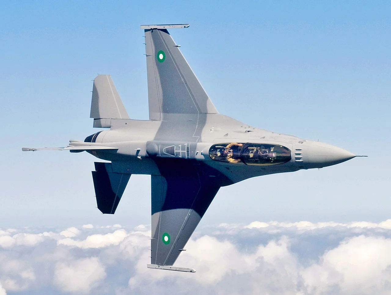 1280px-Pakistani_F-16.webp