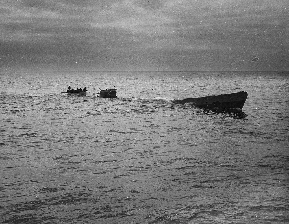 1280px-Picking_survivors_off_U-175_1943-04-17_2.webp