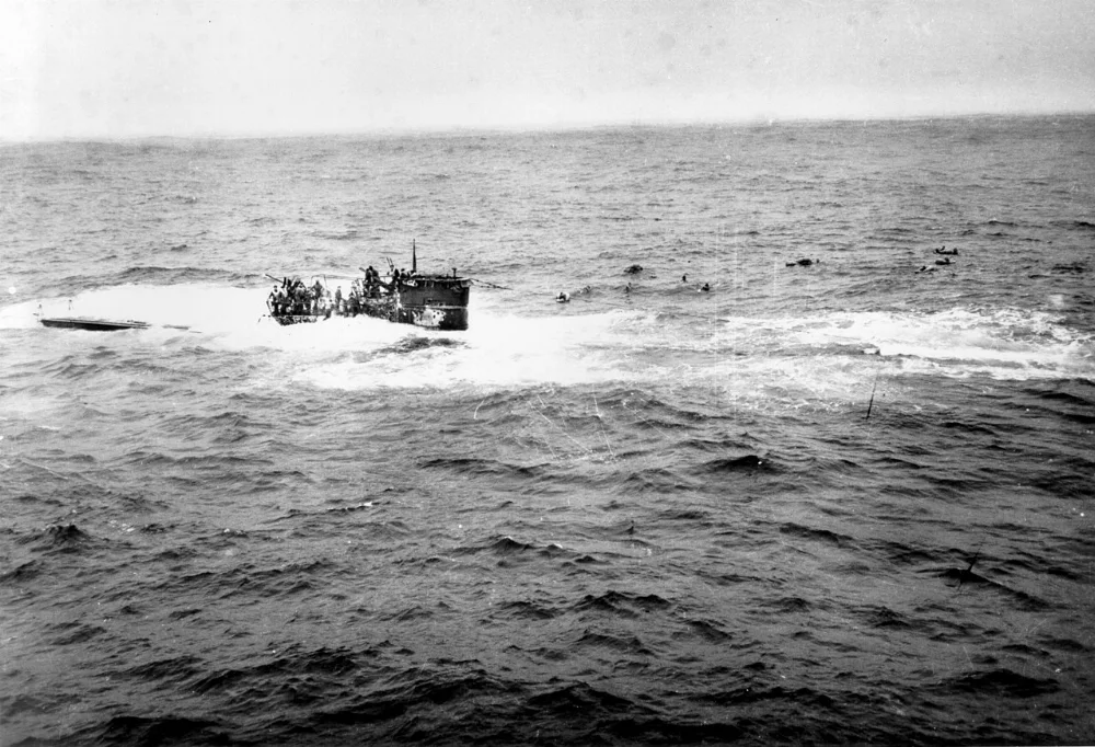 1280px-U-550_crew_abandons_ship.webp