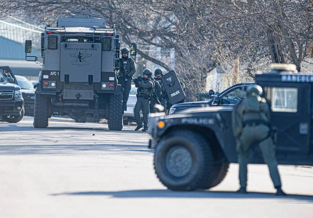 132451501_web1_20231220dr-SWAT-standoff5.jpg