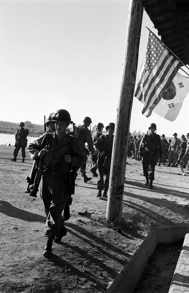 150609-korean-war-mydans-18-661x1024.webp