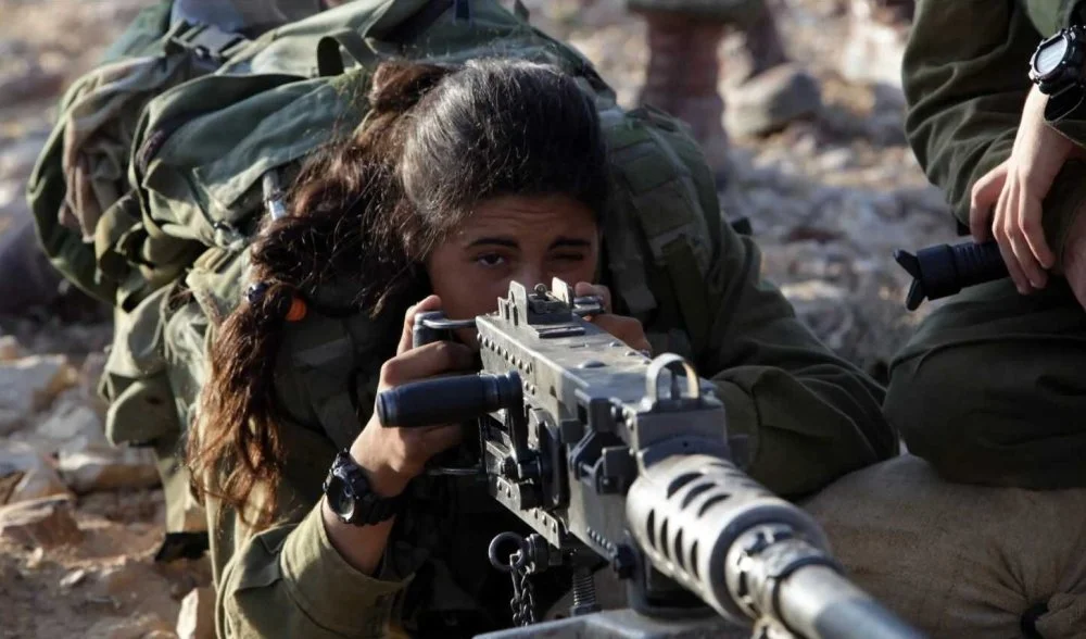 1607767-israel-hamas-war-israeli-women-soldiers-fighting.webp