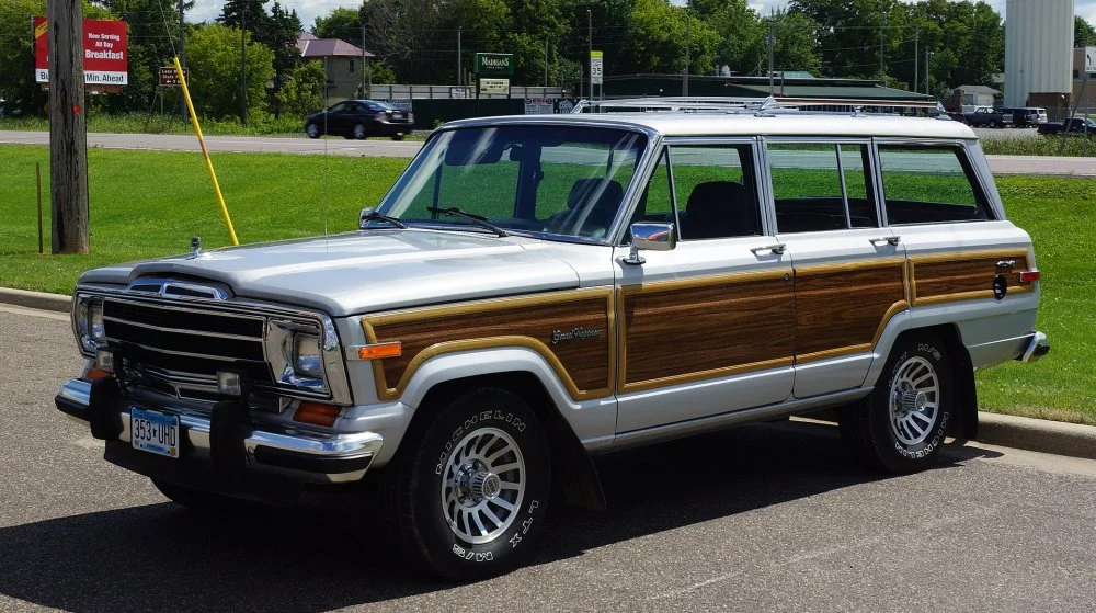 1920px-1990_Jeep_Grand_Wagoneer_(28459801253)_(cropped).webp