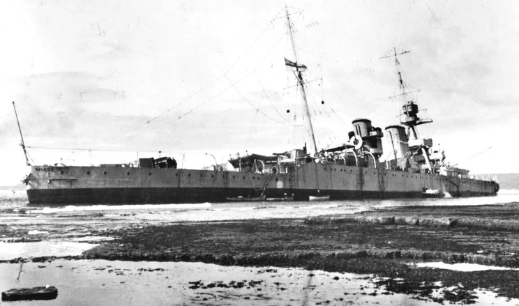 1922_-_HMS_Raleigh_aground_at_Point_Amour_Labrador.jpg