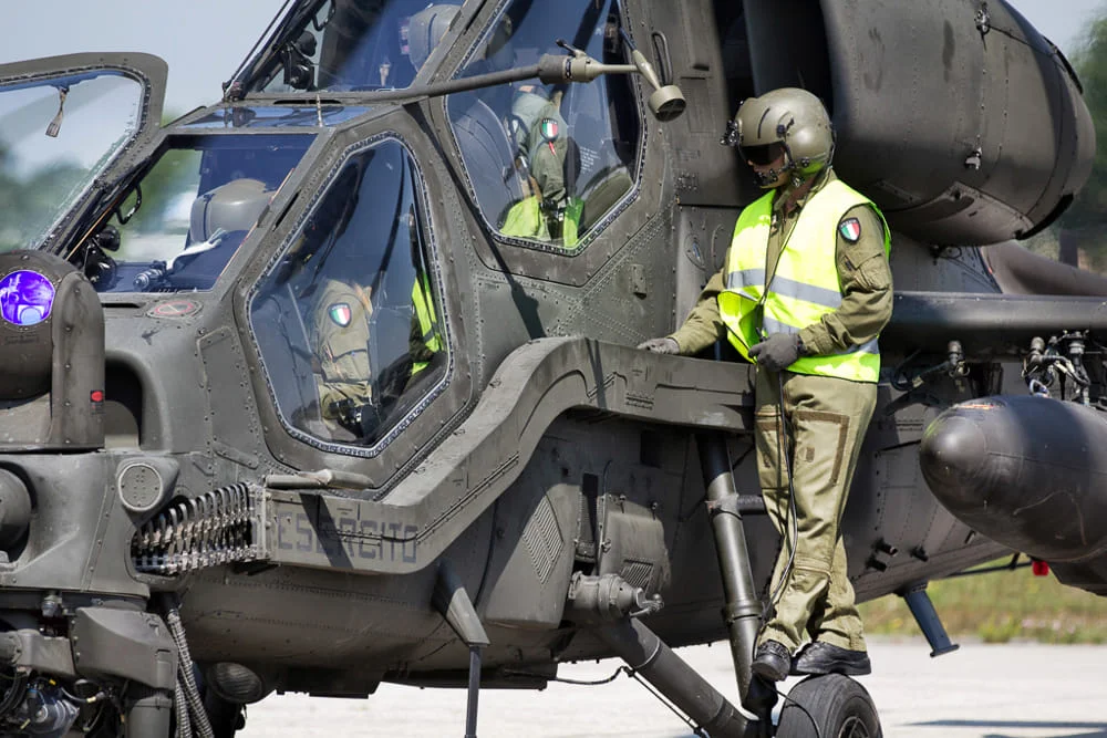 1controllo di un A-129 Mangusta a premessa di una missione operativa.webp