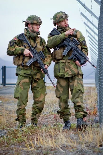 2.bataljon-soldater-patruljerer-rundt-flyplassen-2 (Large).webp