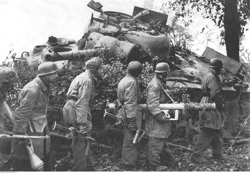 800px-Fallschirmjäger_soldiers_and_destroyed_M4A3_Sherman_tank,_1944.webp