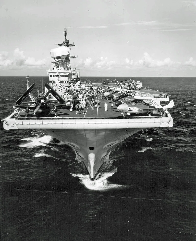 800px-HMS_Victorious_bow_shot_1959.webp