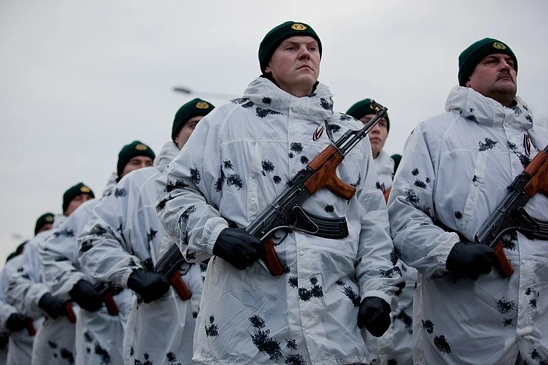 800px-Ministru_prezidents_Valdis_Dombrovskis_vēro_Nacionālo_bruņoto_spēku_vienību_militāro_par...jpg