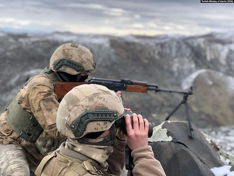 800px-Turkish_soldiers_during_operation_against_PKK_and_PJAK.jpg