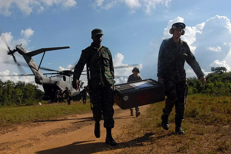 800px-US_Navy_081111-N-3595W-103_Lt._Cmdr._Nathan_Uebelhoer_and_a_member_of_the_Guyana_Defens...webp