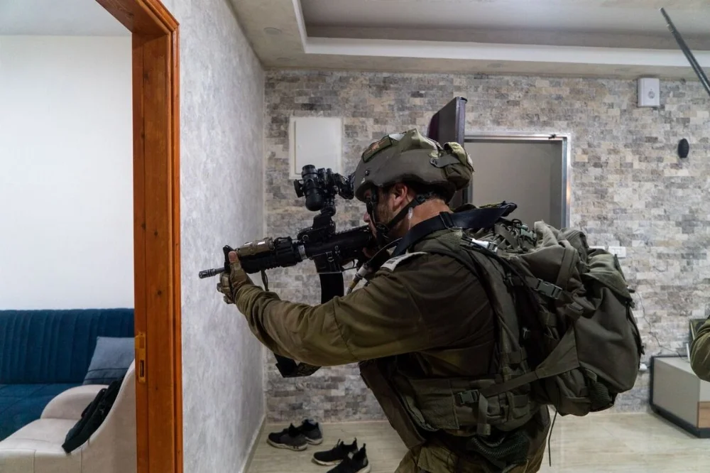 8828-28938827-ISRAELI_FORCES_RAID_WEST_BANK_CITIES.jpg