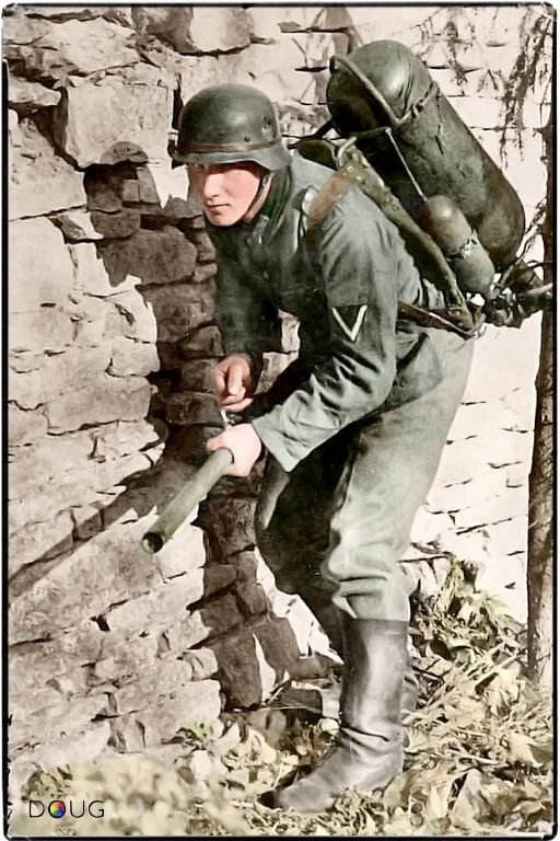 899ad65d2d60240c3fc43a--german-soldier-german-army.webp