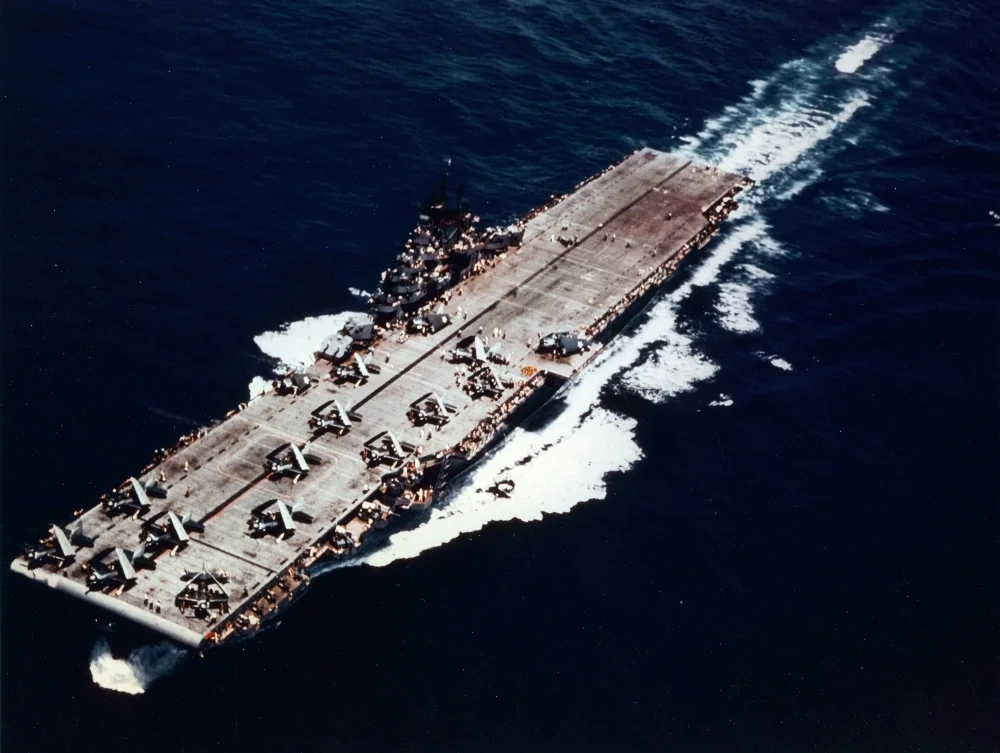 9_underway%2C_circa_in_mid-1943_%2880-G-K-14379%29.jpg