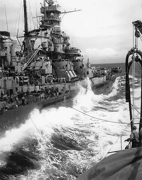 _of_USS_Massachusetts_%28BB-59%29_during_refueling.webp