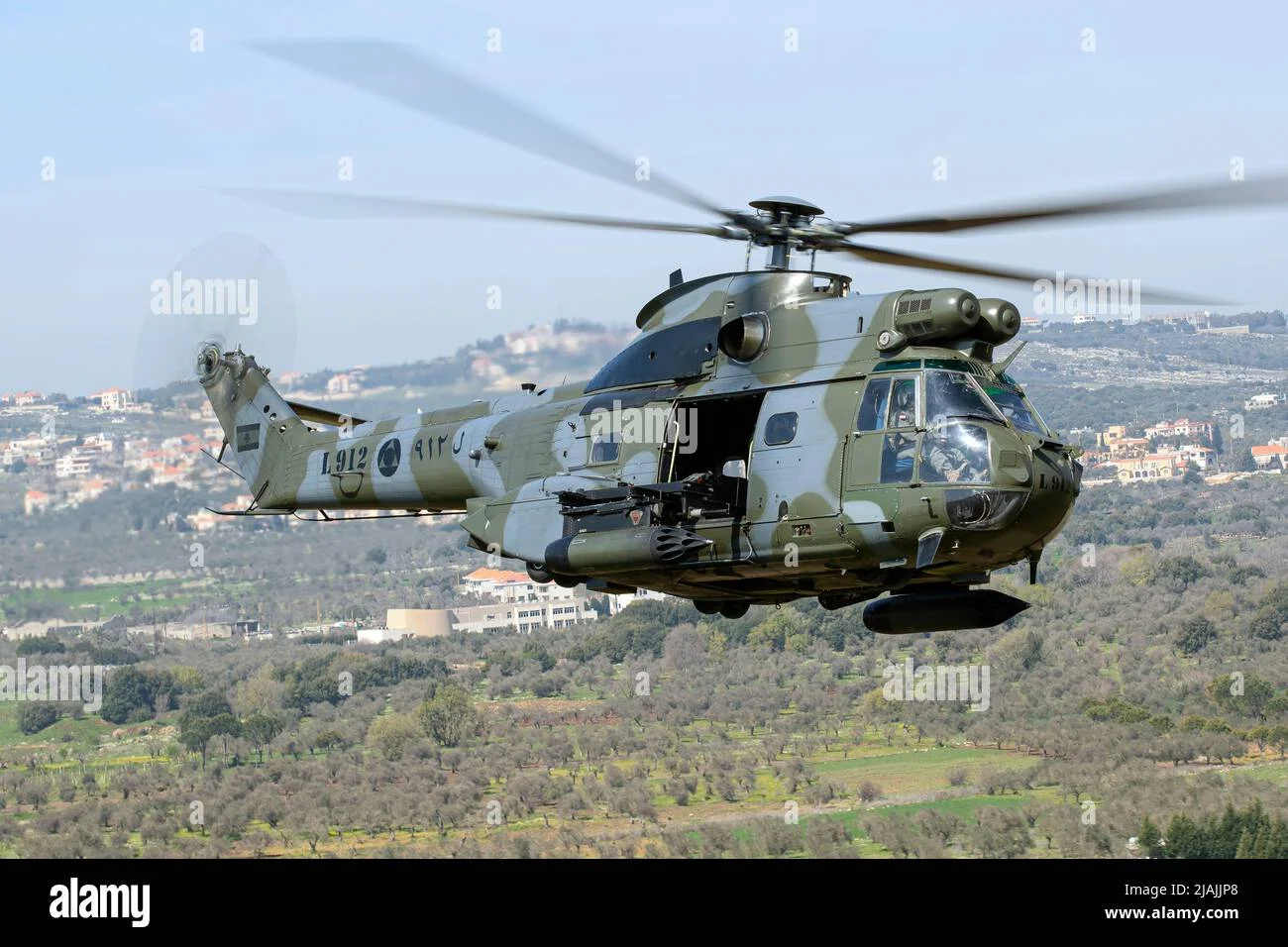 a-lebanese-air-force-iar-330-puma-helicopter-in-flight-over-lebanon-2JAJJP8.webp