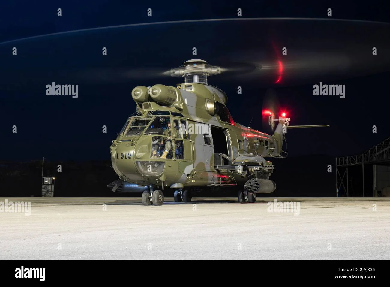 a-lebanese-air-force-iar-330-puma-helicopter-prepares-to-take-off-at-night-lebanon-2JAJK35.webp