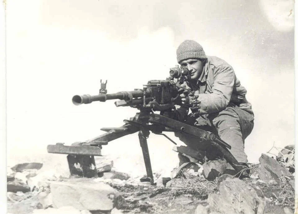 soldats soviétiques A-russian-soldier-mans-a-nsv-machine-gun-during-the-soviet-afghan-war-jpg