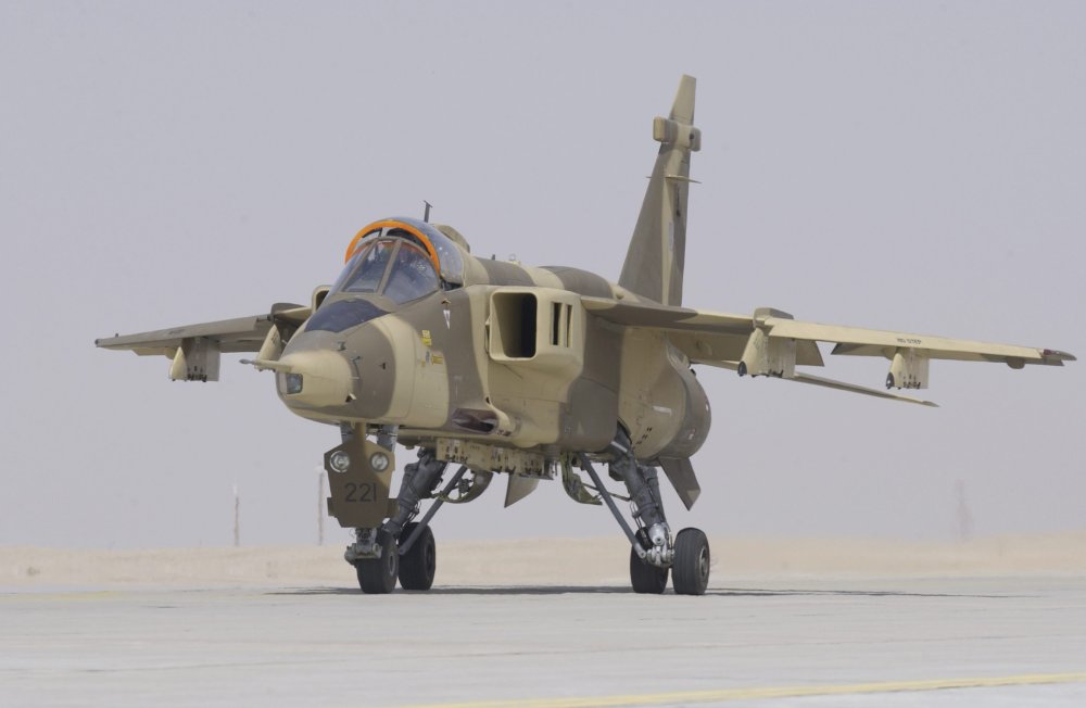 A_Royal_Air_Force_of_Oman_Jaguar_taxies_towards_the_runway_at_Thumrait,_Oman._MOD_45143904.jpg