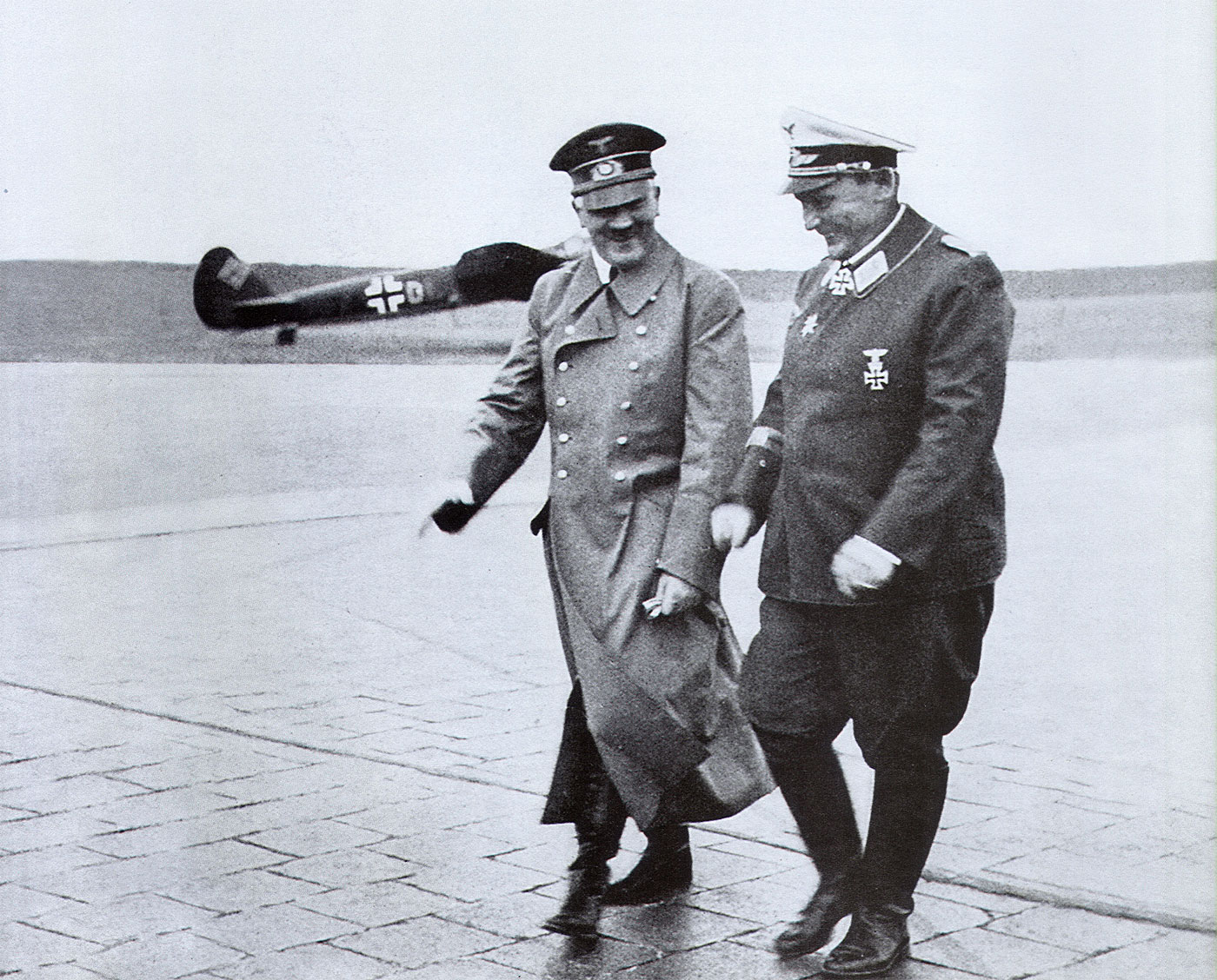 Adolf-Hitler-and-Goring-France-1940-01.jpg