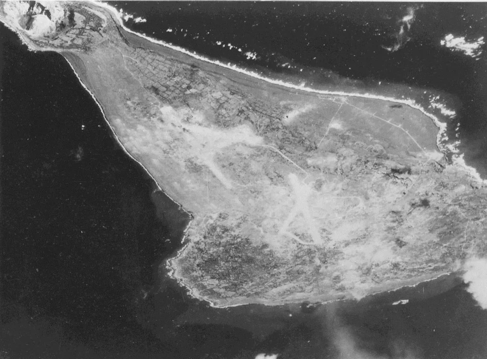 -Aerial_View_of_Iwo_Jima%2C_1945_%2816781741957%29.webp