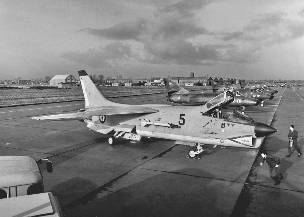 Aeronavale F-8E(FN) (5) & AdA Super Mystère B.2 on ground.jpg