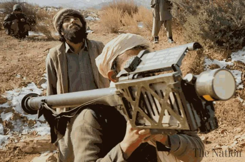 moujahidines Afghan-mujaheddin-armed-with-a-fim-92-stinger-scan-the-sky-for-soviet-aircraft-jpg