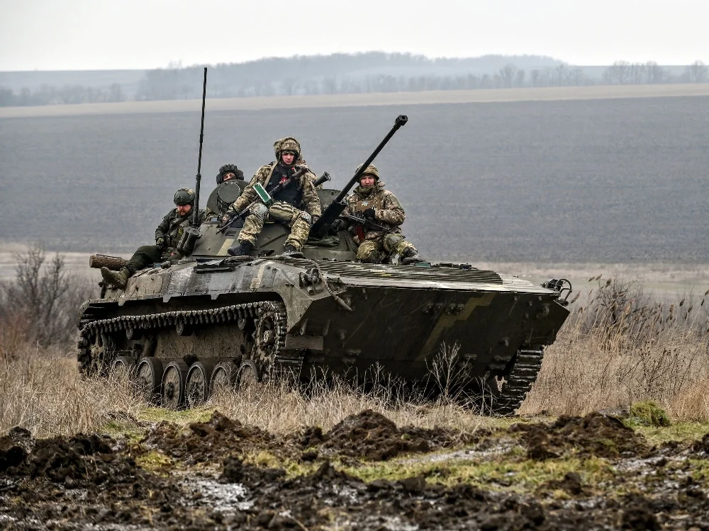 ainian-troops-on-a-tank-in-the-zaporizhzhia-region.webp