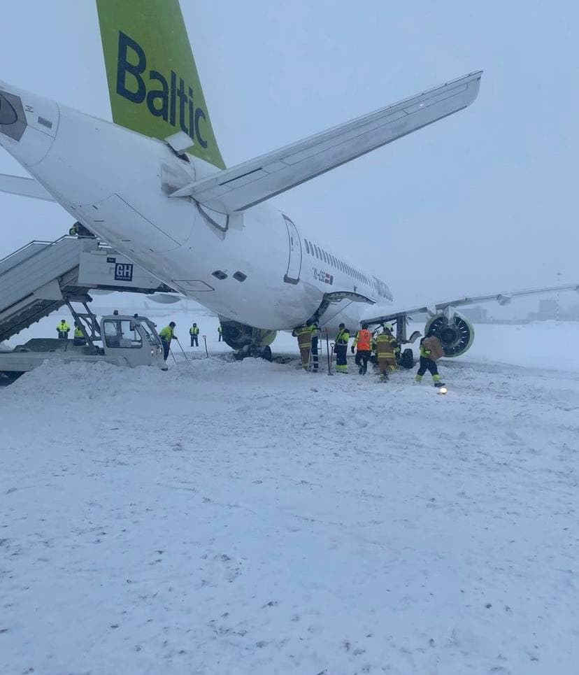 Airbus A220-300 snow.jpg