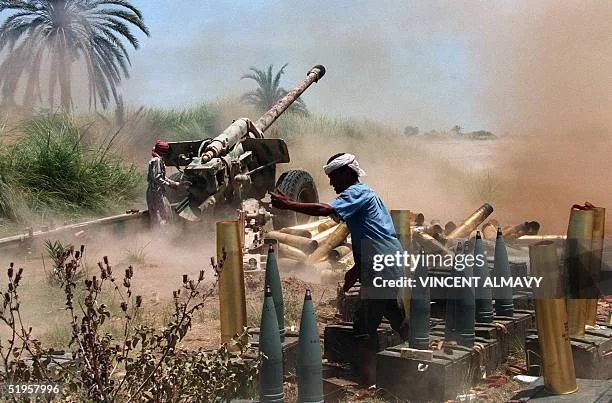 al-anad-yemen-a-south-yemeni-soldier-fires-a-130mm-gun-towards-northern-yemeni-forces-as.webp