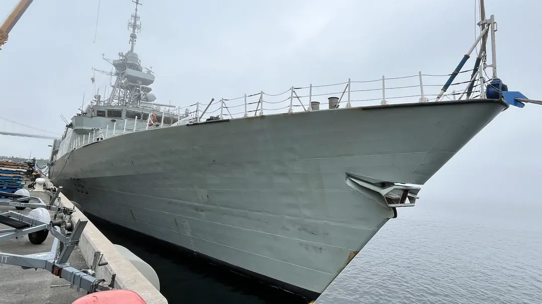 al-ffh-336-alongside-hmc-dockyard-v0-itzbhalo0sjf1.webp