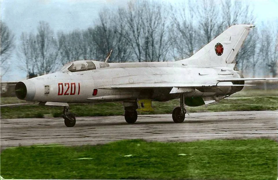 Albanian J-7 (0201) taxiing.jpg