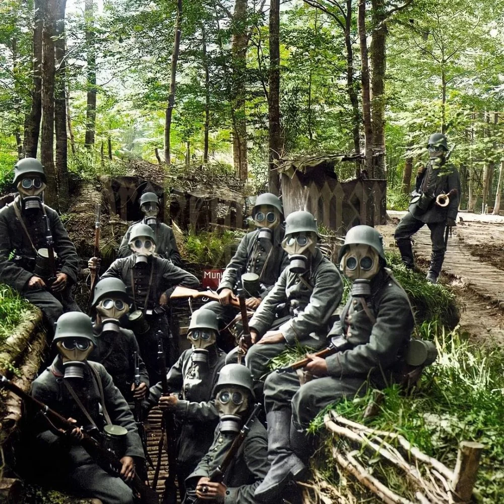 ALEM Soldados alemanes posando con máscaras antigás en las montañas de los Vosgos en 1918.webp