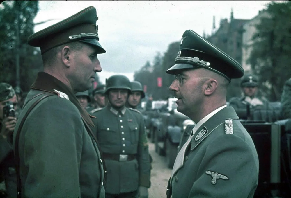 Alemania  Heinrich Himmler (Reichsführer-SS und Chef der deutschen Polizei) chats with unknow...webp