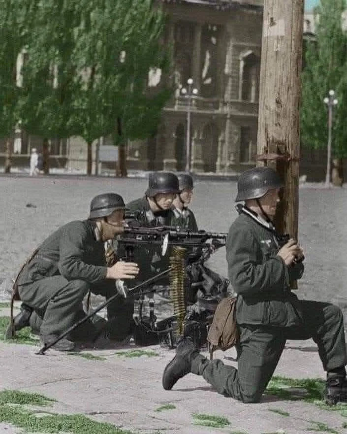 Alemania soldados alemanes junto a una ametralladora MG-34.webp