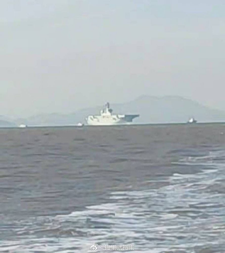 amphibious assault ship Guanxi number 32.jpg