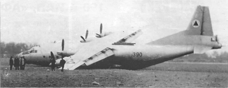 An-12 AAF accidentado tras aterrizaje nocturno.jpg