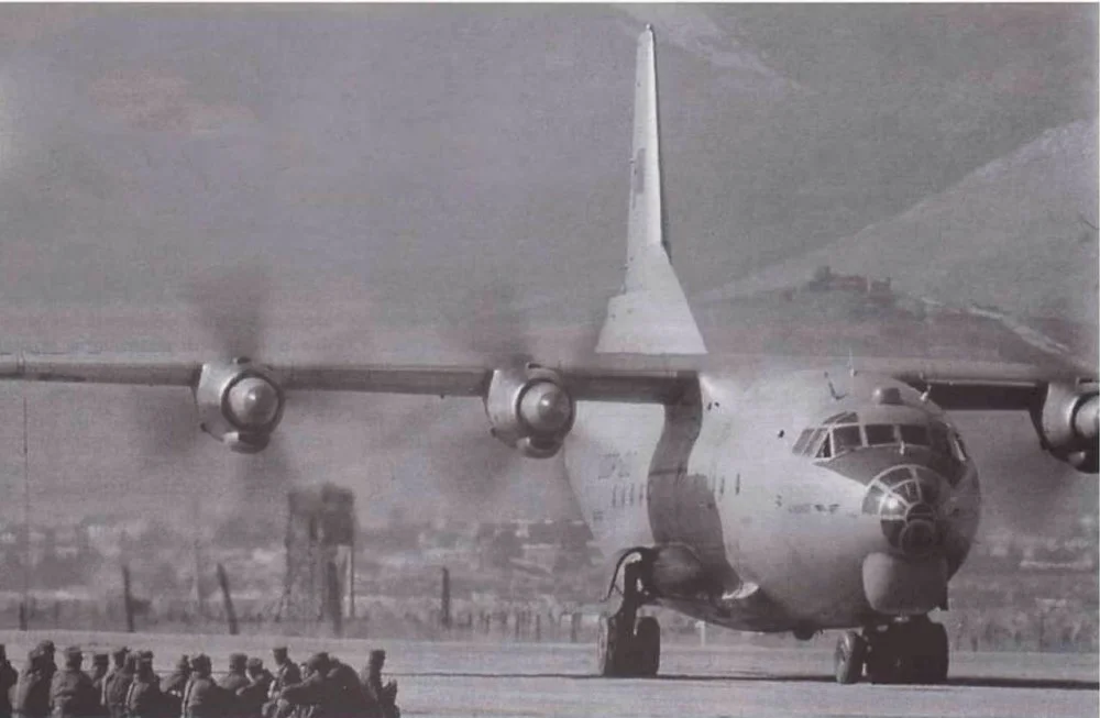 An-12 Aeroflot en Afganistan.webp