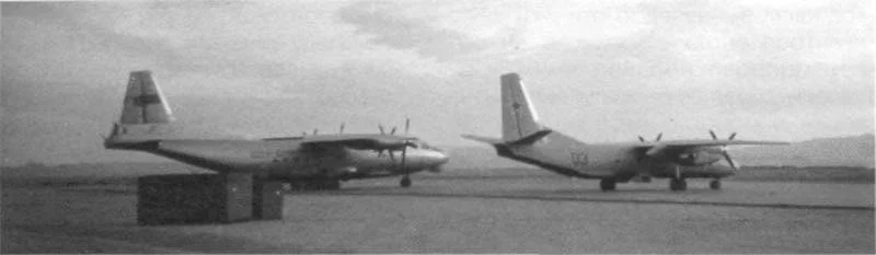 An-12 Aeroflot y An-26 V-VS estacionados en Bagram.webp