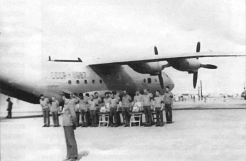 An-12 SSSR-11987 Aeroflot por llevar cuerpos pilotos. Sera atacado por Stinger y volvera con ...webp