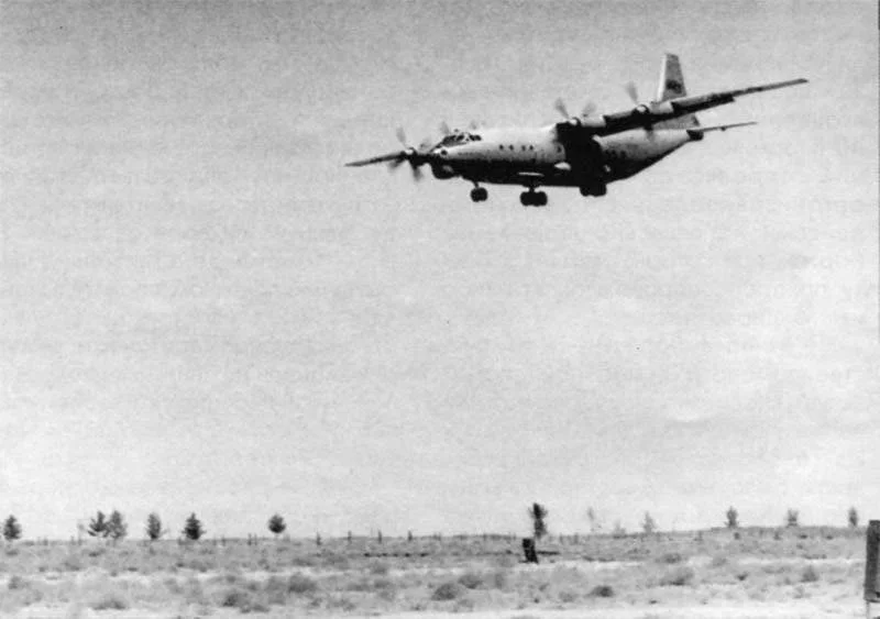 An-12 V-VS aterrizando en Kandahar.jpg