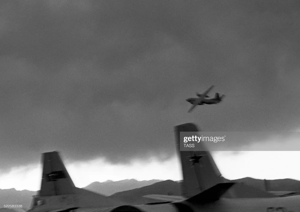 An-12 V-VS sobrevuela aeopuerto Kabul, 02-05-1988 (Valery Zufarov-Boris Kavashkin).webp